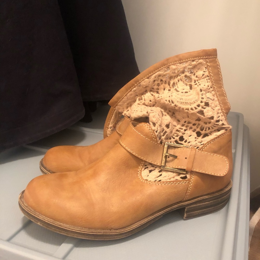 Boots with lace design